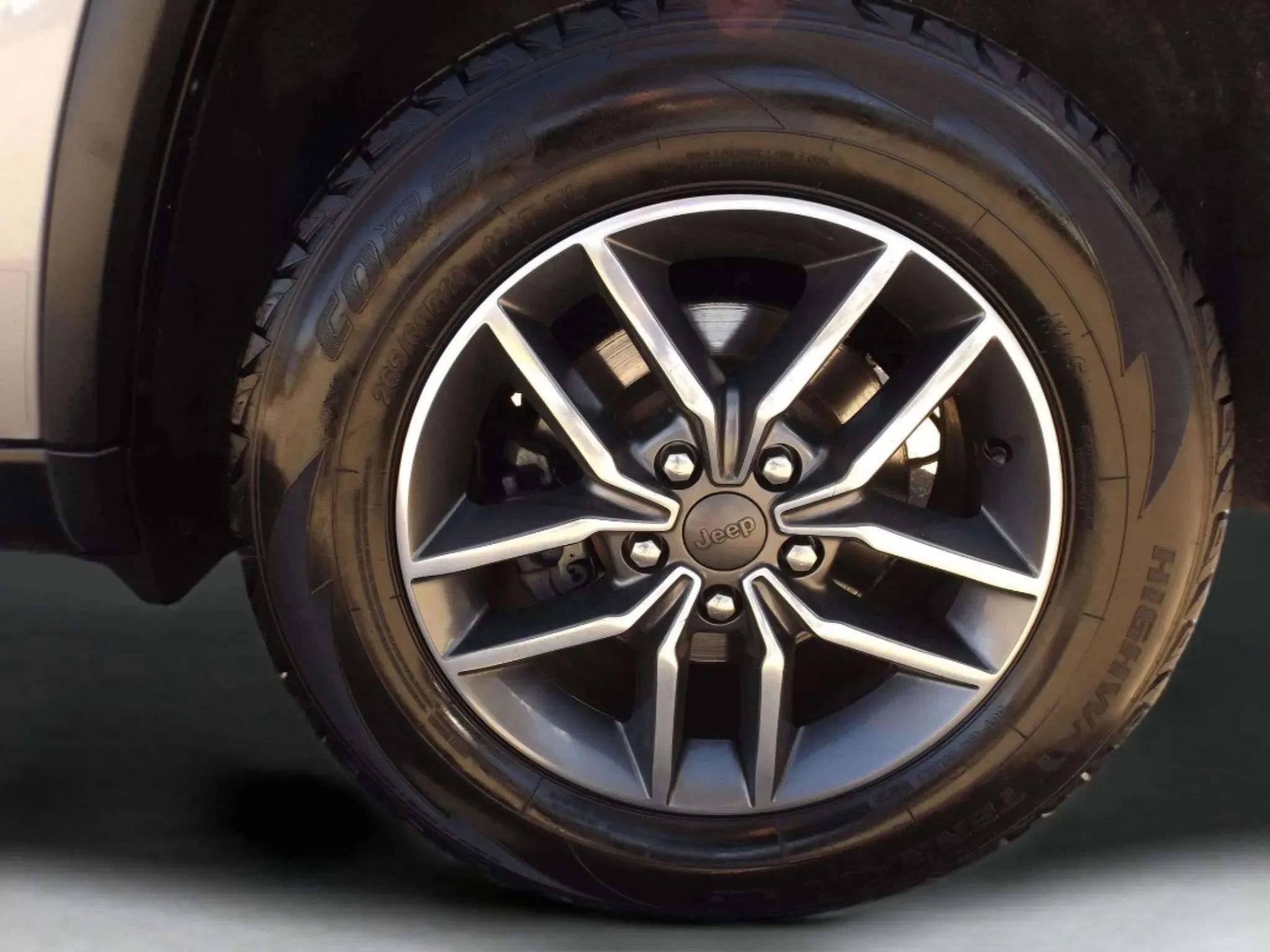 Used 2019 Jeep Grand Cherokee Limited image 37