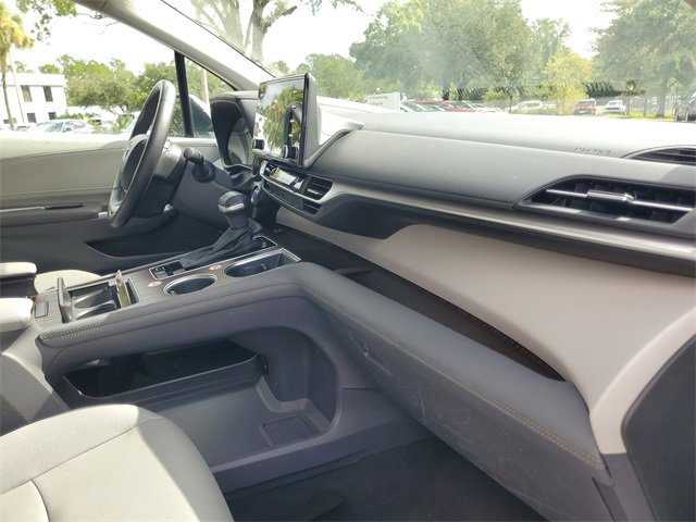 Used 2024 Toyota Sienna XLE image 33