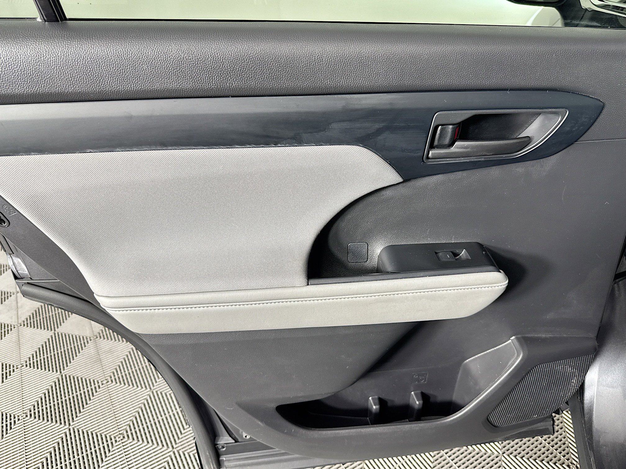 Used 2023 Toyota Highlander L image 25