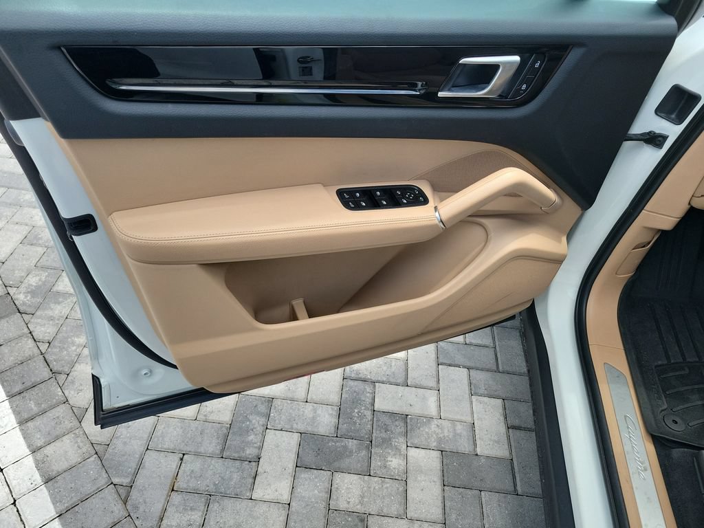 Used 2022 Porsche Cayenne AWD/4WD image 23