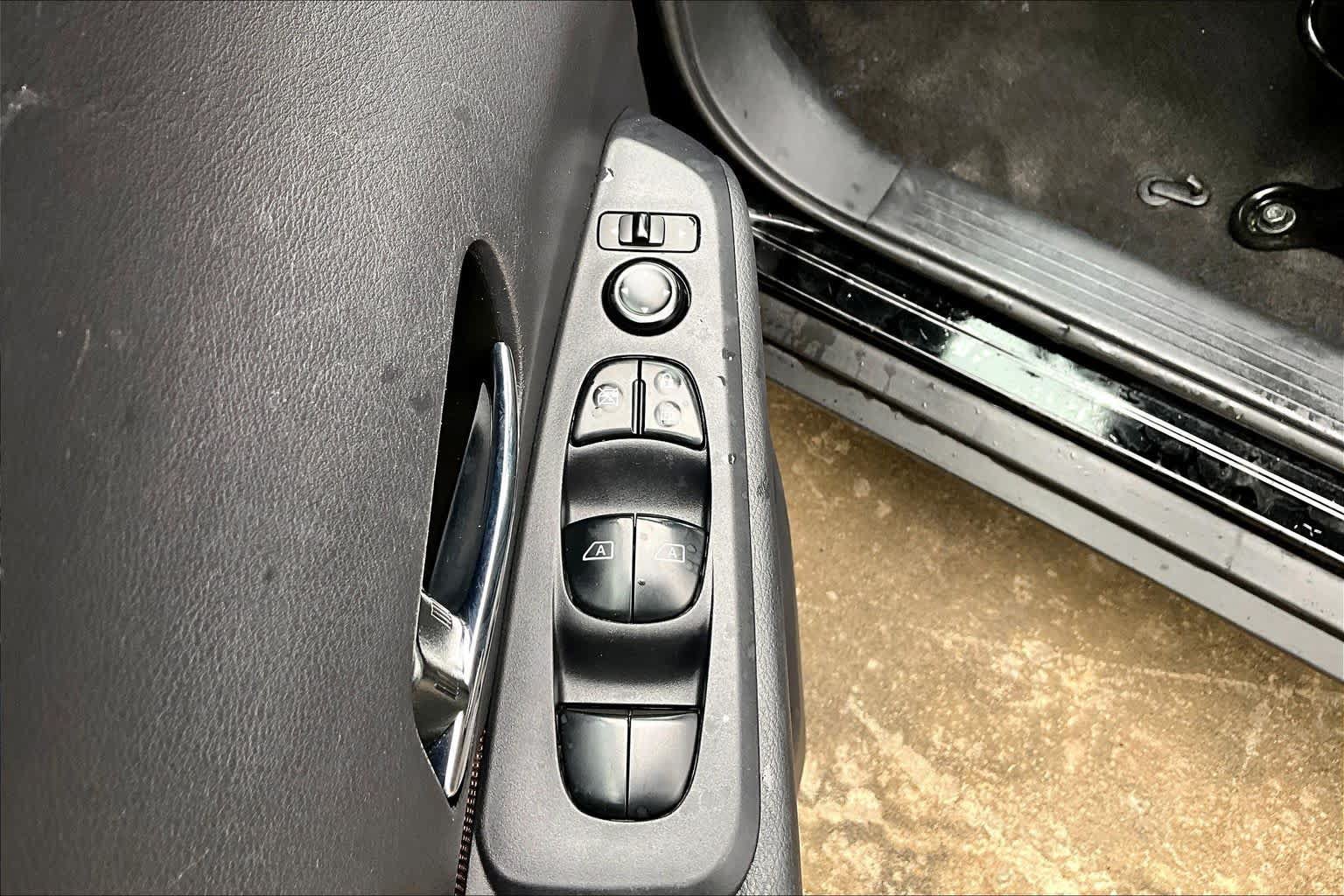 Certified 2024 Nissan Kicks SR FWD image 34