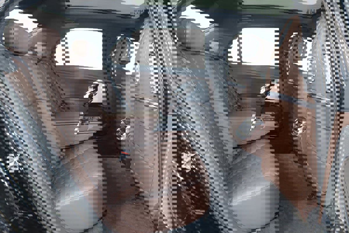 Used 2023 BMW 740i w/ Parking Assistance Package image 15