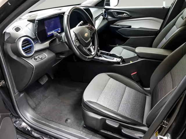 Used 2025 Chevrolet Trax LT w/ LT Convenience Package FWD image 9
