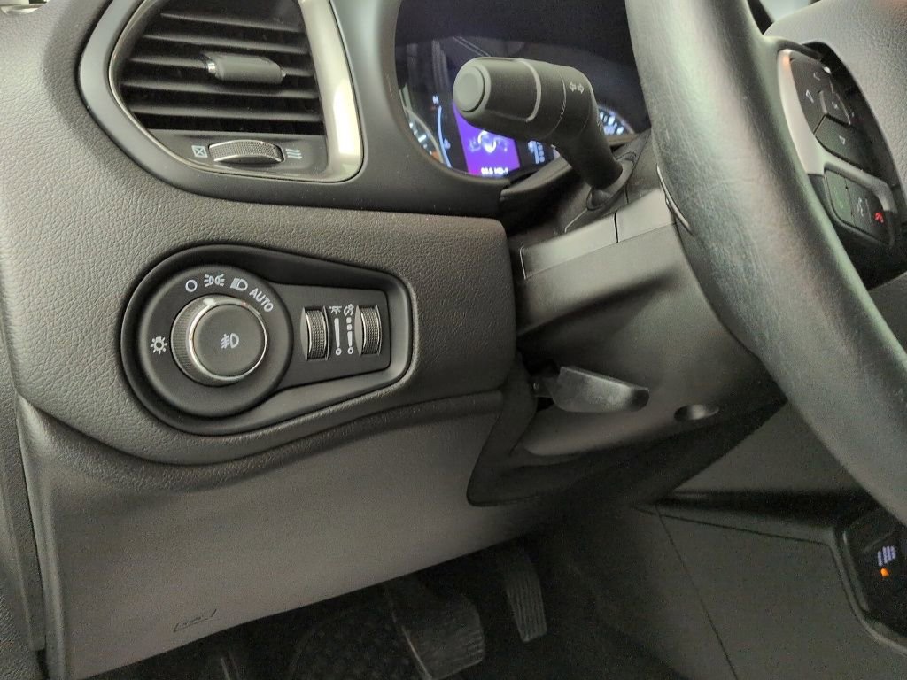 Certified 2023 Jeep Renegade Latitude w/ Sun/Sound Group image 24