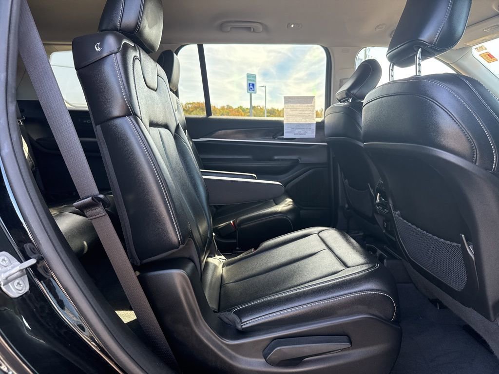 Used 2023 Jeep Grand Cherokee L Limited w/ Black Appearance Package image 15