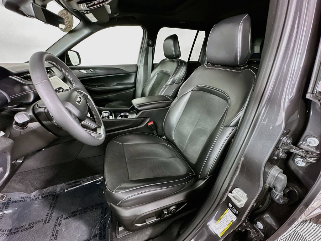 Certified 2025 Jeep Grand Cherokee Altitude AWD/4WD image 32