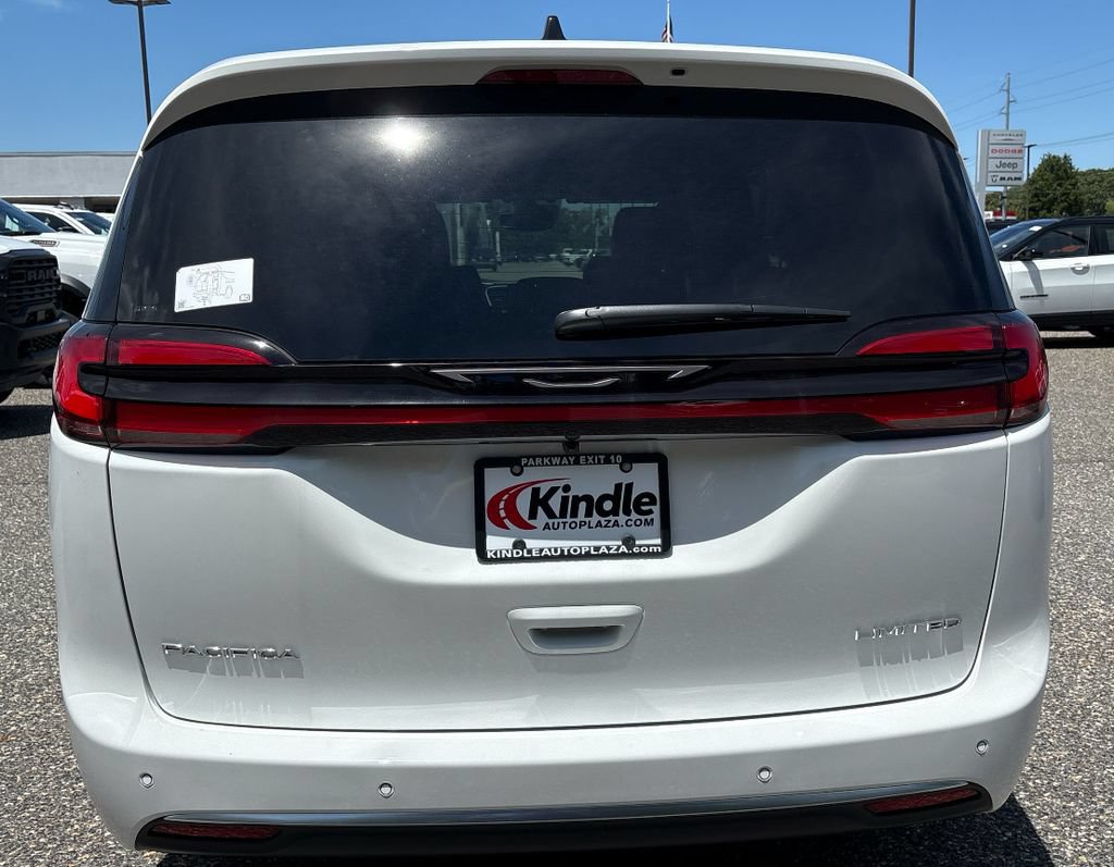 New 2027 Chrysler Pacifica Limited FWD image 29