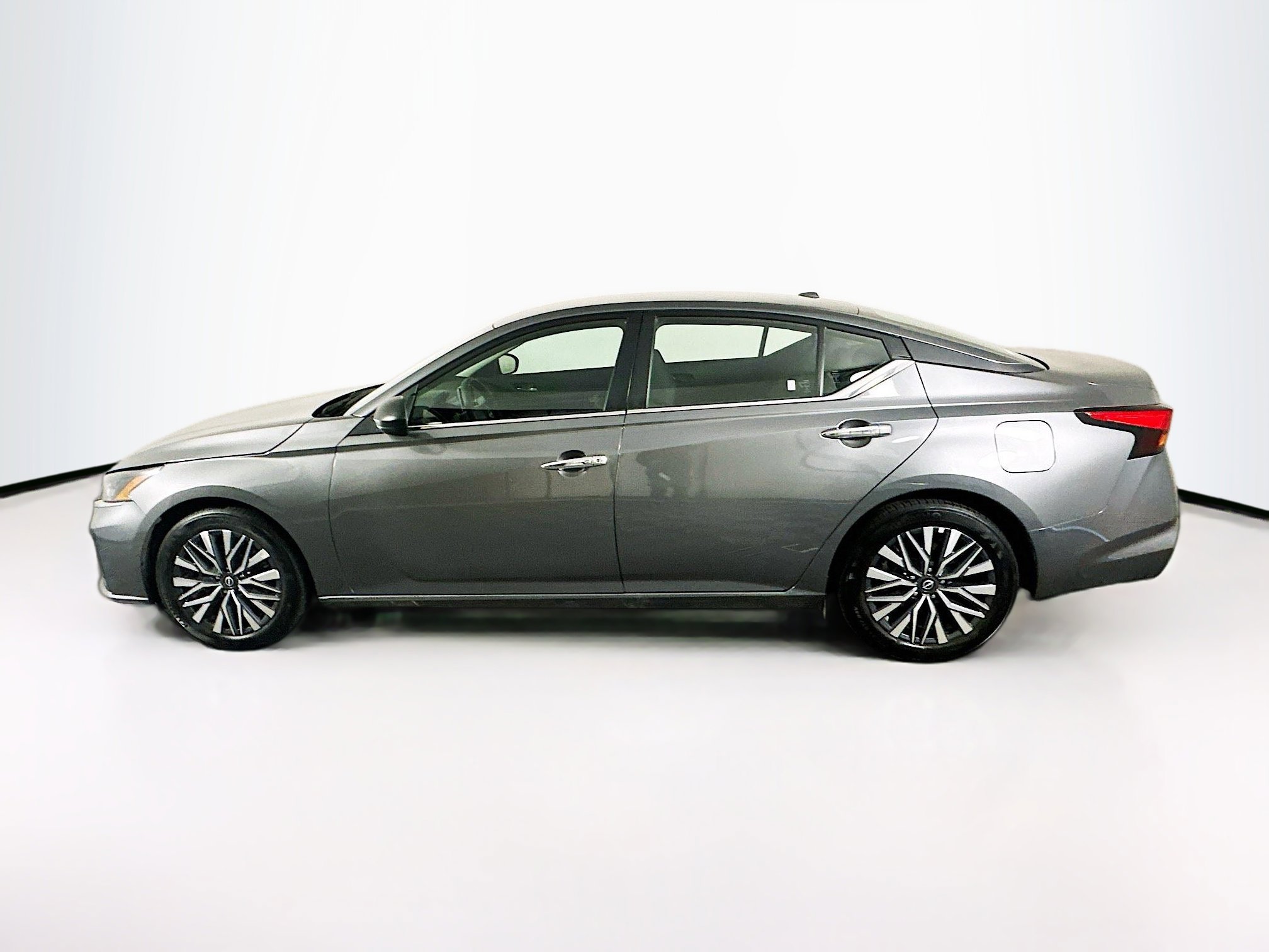 Used 2025 Nissan Altima 2.5 SV image 4