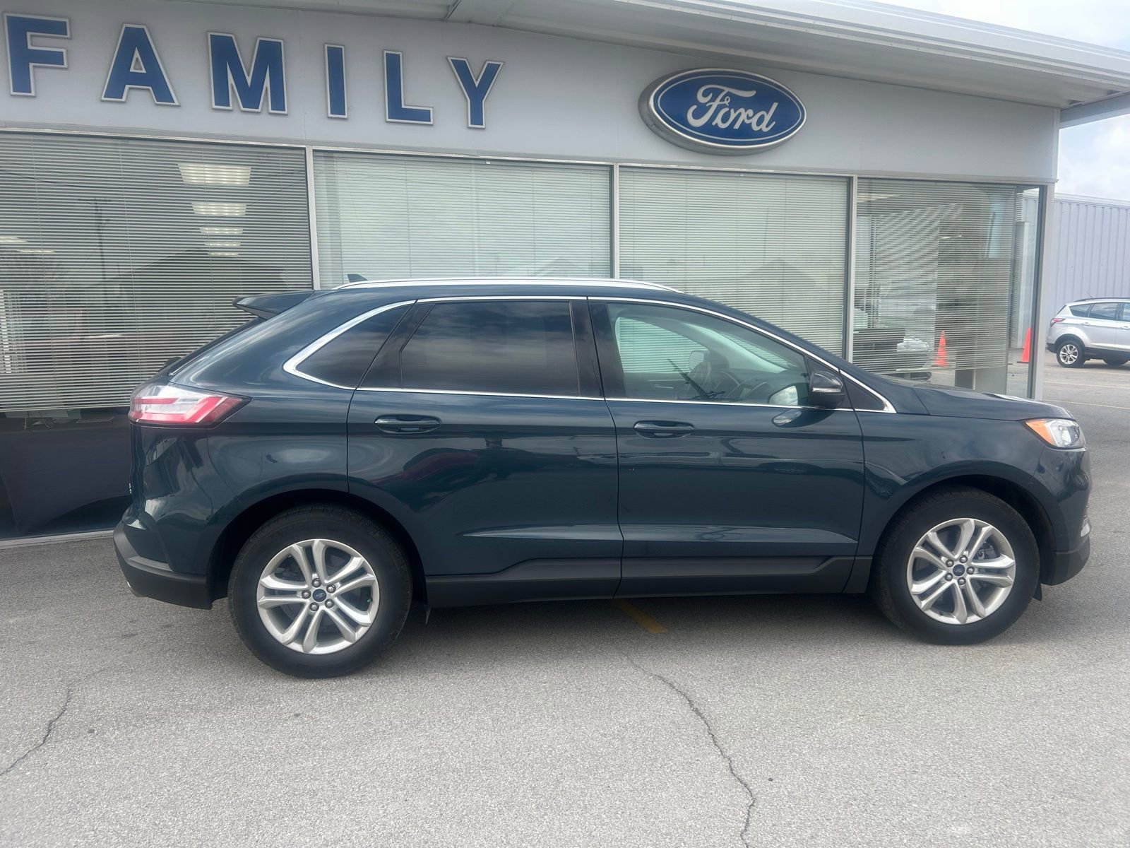 Used 2019 Ford Edge SEL w/ Equipment Group 201A image 3