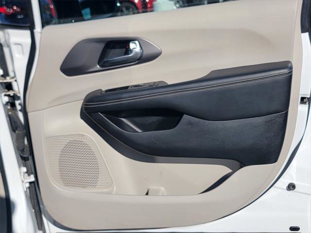 Certified 2024 Chrysler Pacifica Select image 25
