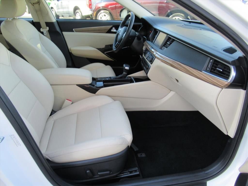 Used 2017 Kia Cadenza Premium w/ Luxury Package image 9
