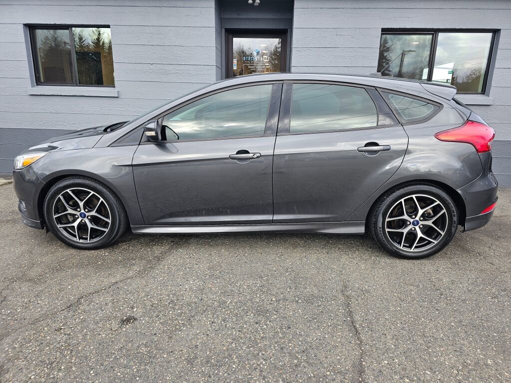 Used 2017 Ford Focus SE w/ SE Sport Package FWD image 2