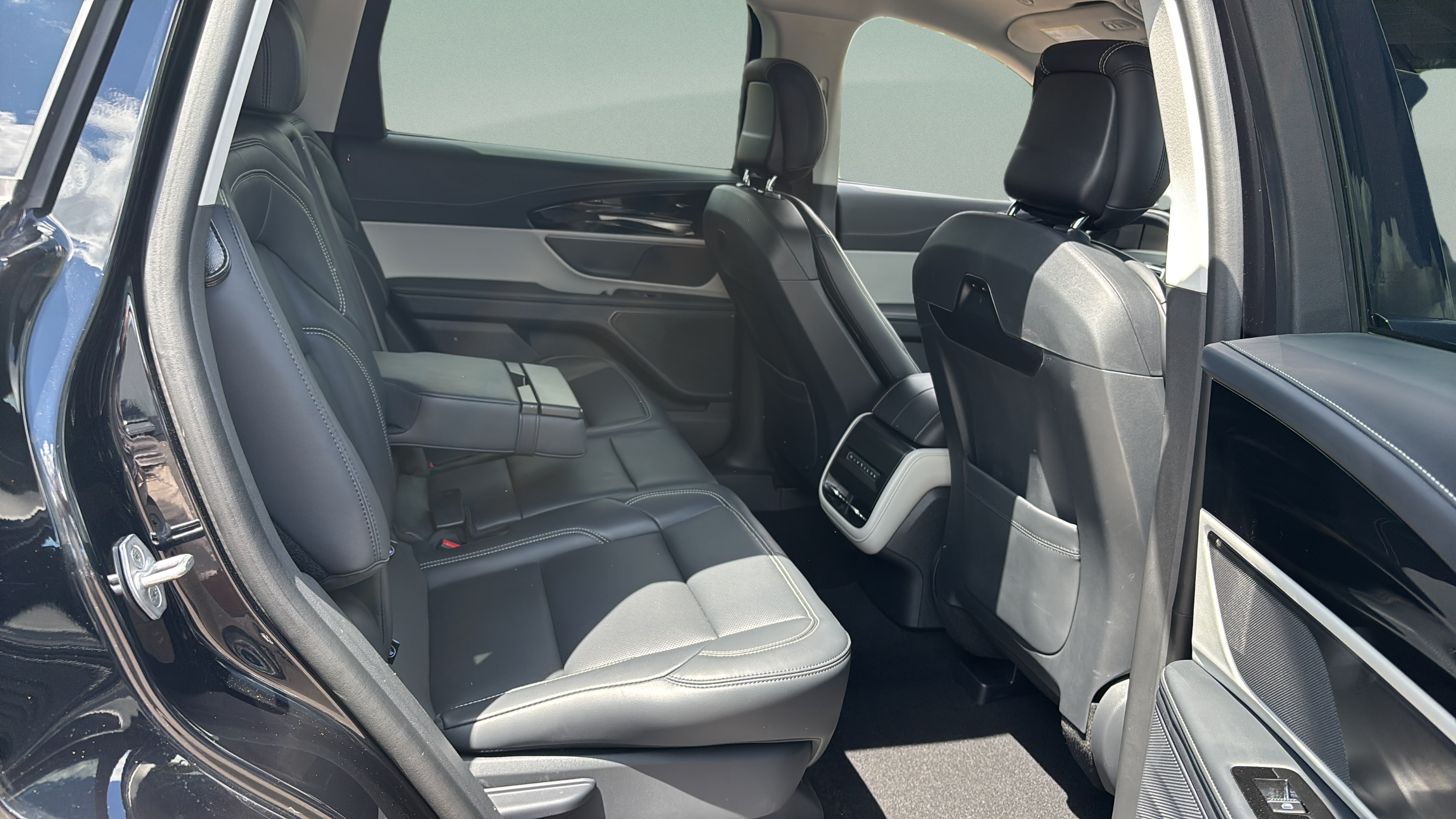 Used 2025 Lincoln Nautilus Premier AWD/4WD image 17
