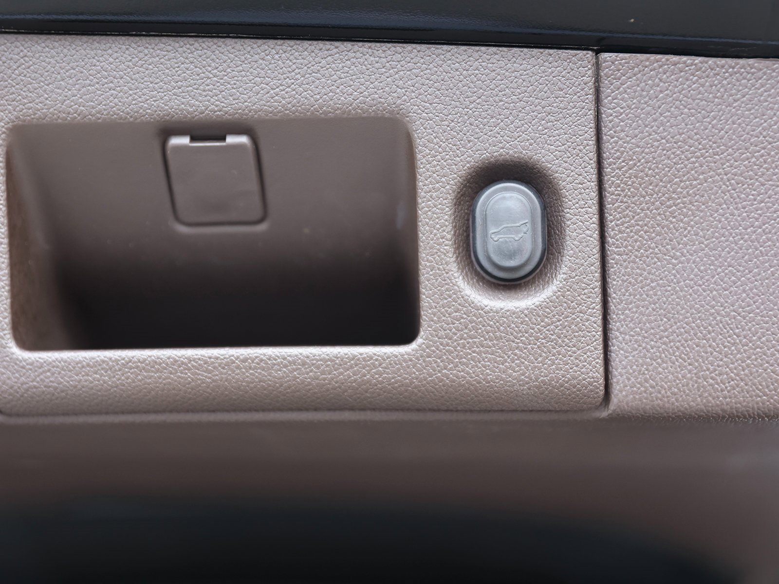 Used 2019 Chevrolet Tahoe Premier image 16