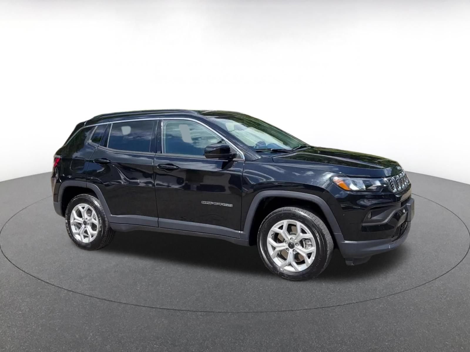 Used 2025 Jeep Compass Latitude AWD/4WD image 2