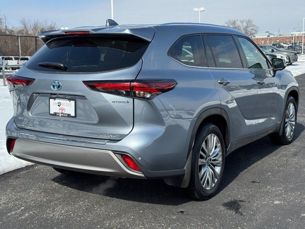 Used 2024 Toyota Highlander Platinum image 3