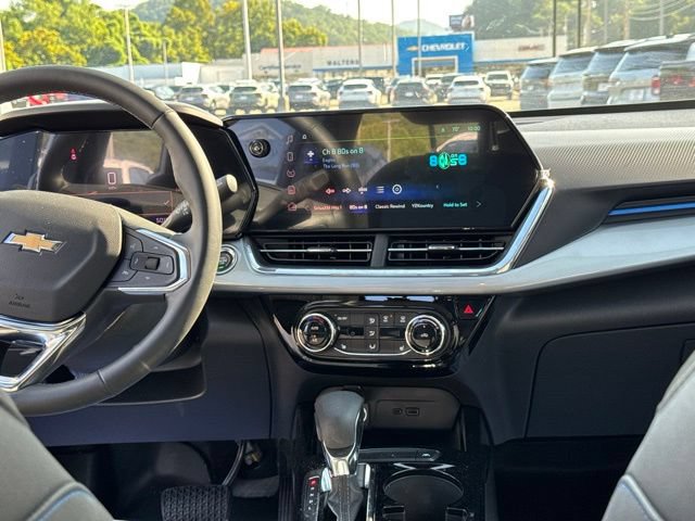 Used 2025 Chevrolet Trax LT w/ LT Convenience Package FWD image 22