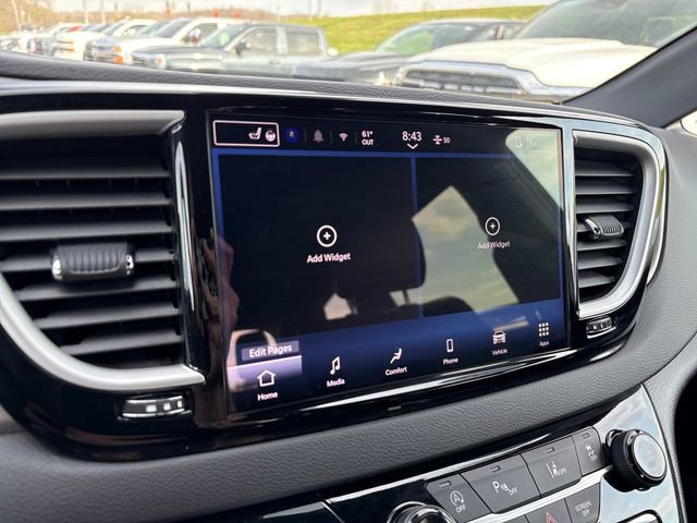 Used 2025 Chrysler Pacifica Select image 23