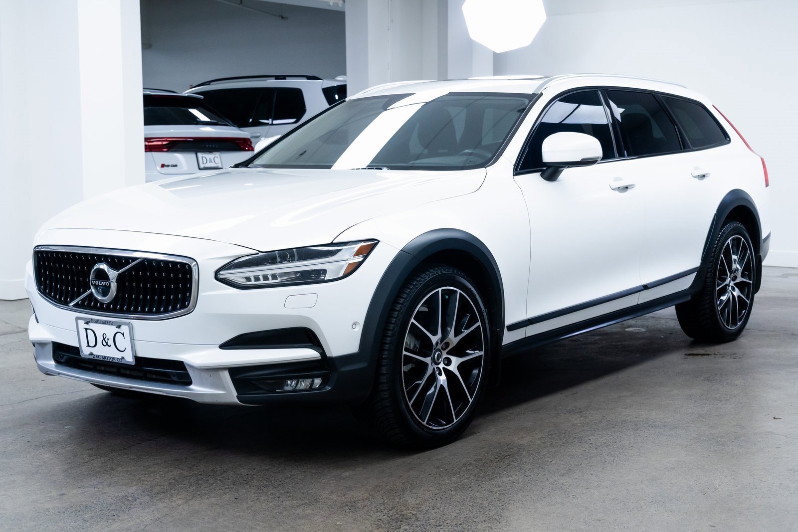 Used 2017 Volvo V90 T6 Cross Country image 3