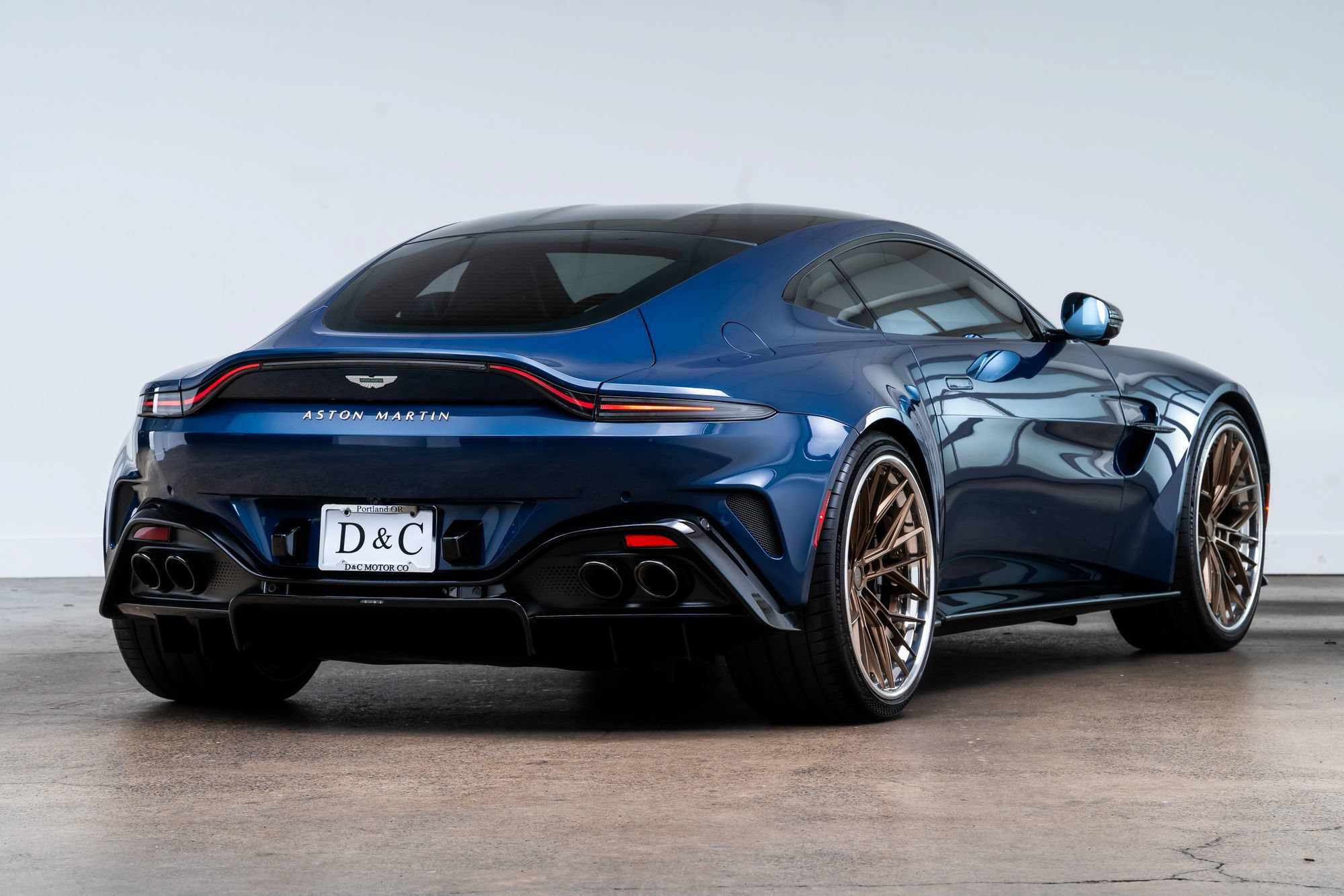 Used 2025 Aston Martin V8 Vantage Coupe RWD image 8