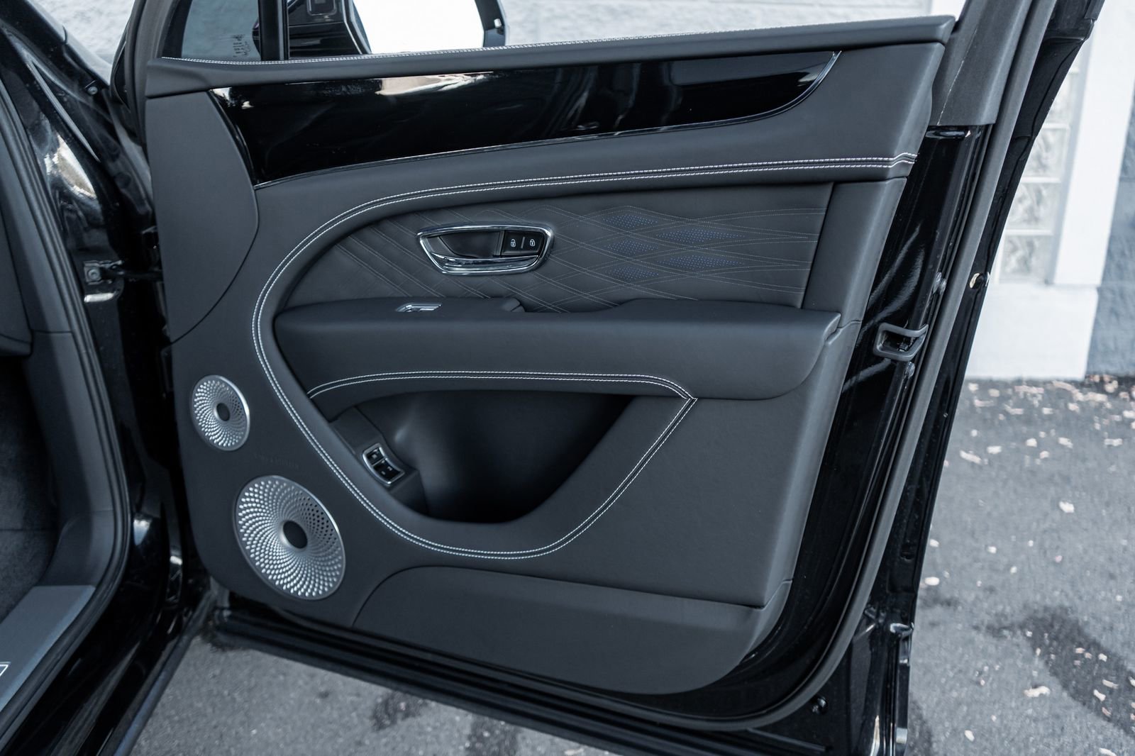 Used 2024 Bentley Bentayga Extended Wheelbase image 37