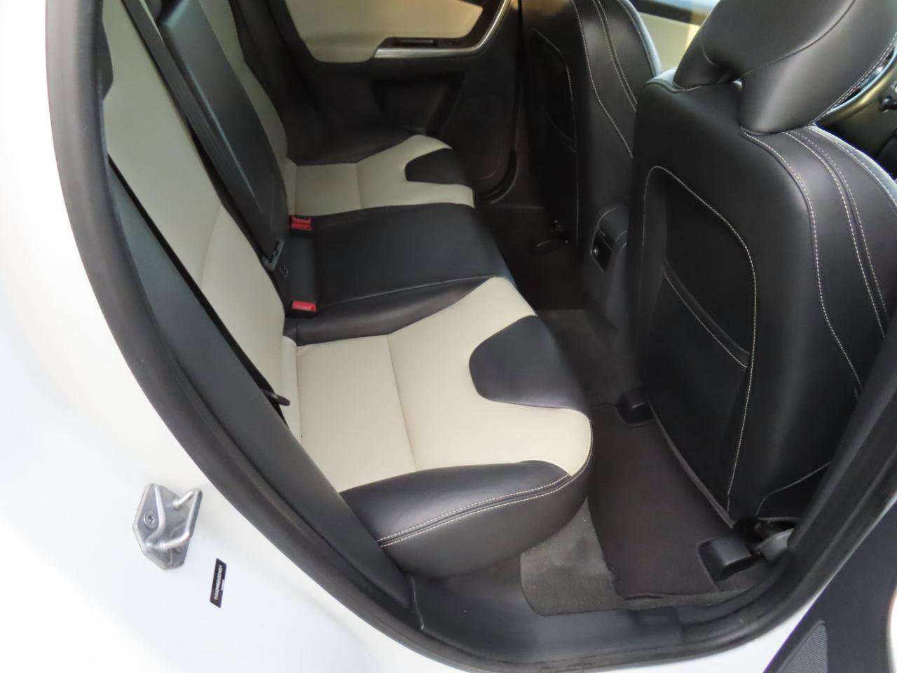 Used 2017 Volvo XC60 T5 Dynamic w/ Preferred Option Package image 14