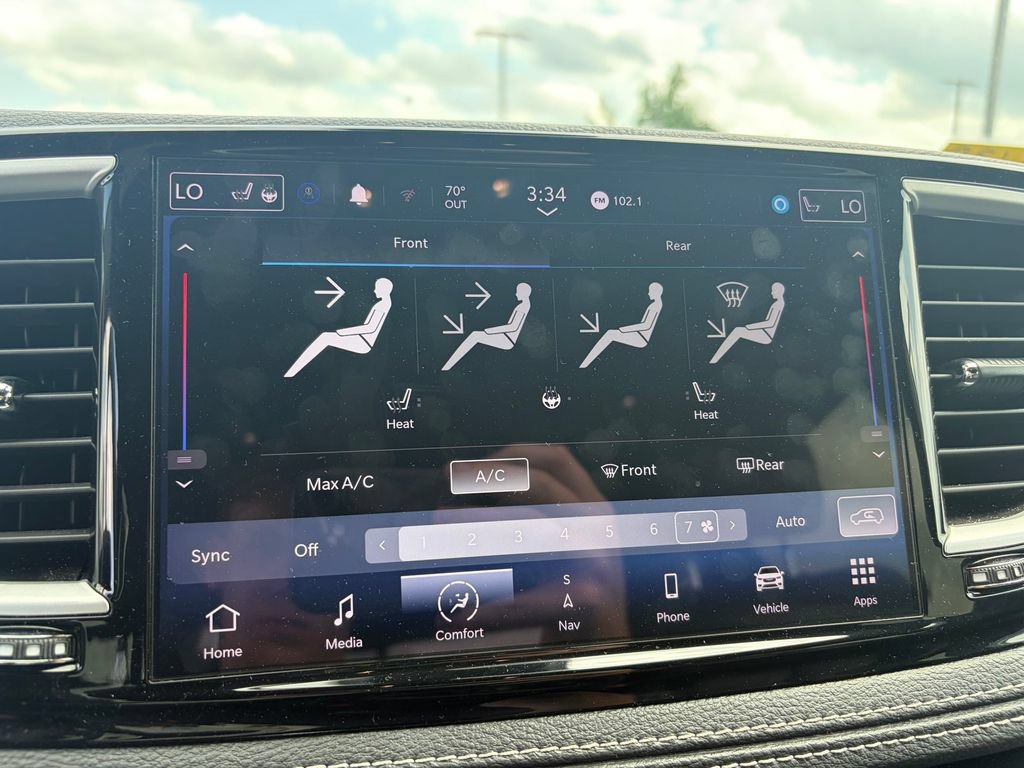Used 2024 Chrysler Pacifica Limited FWD image 13