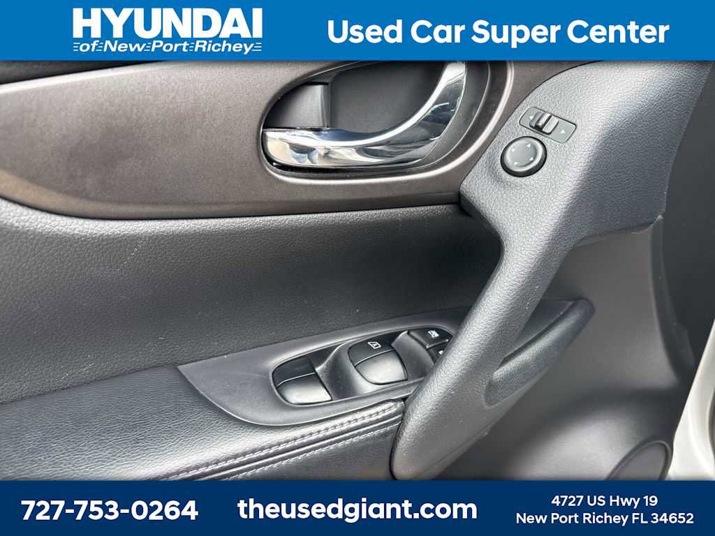 Used 2015 Nissan Rogue SV w/ SV Premium Package image 10