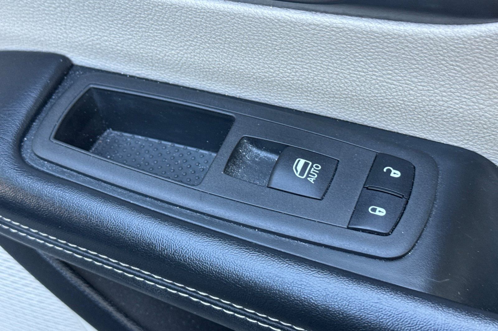 Used 2022 Chrysler Pacifica Touring-L image 22