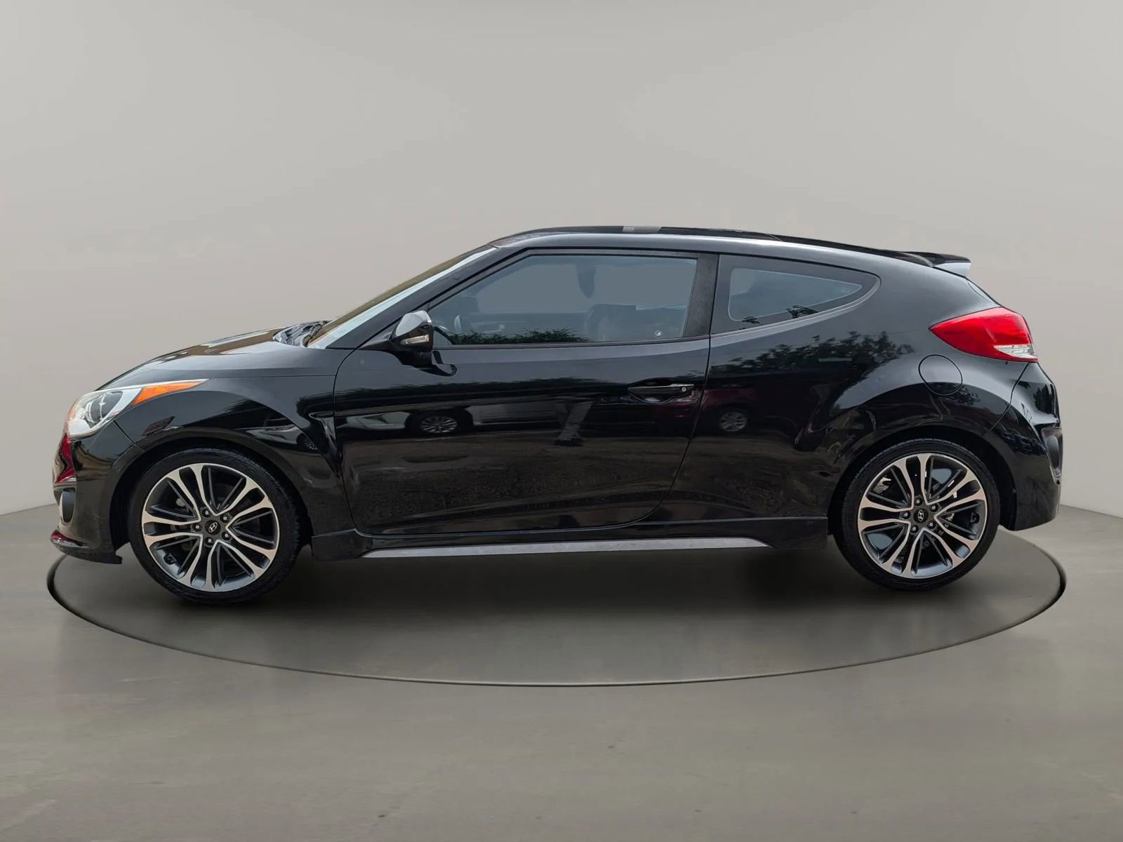 Used 2016 Hyundai Veloster Turbo FWD image 2