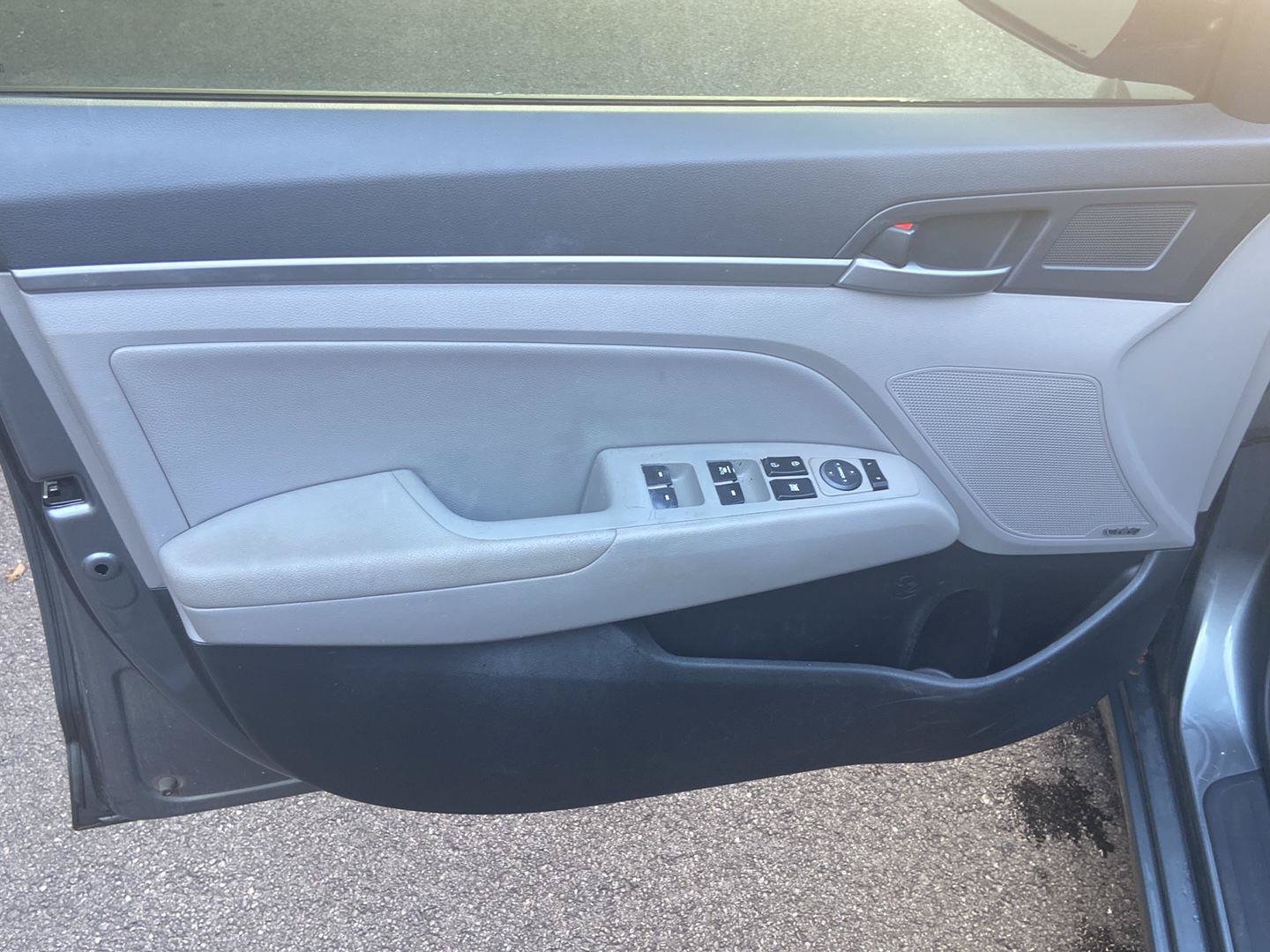 Used 2017 Hyundai Elantra Limited w/ Limited Tech Package 04 FWD image 12