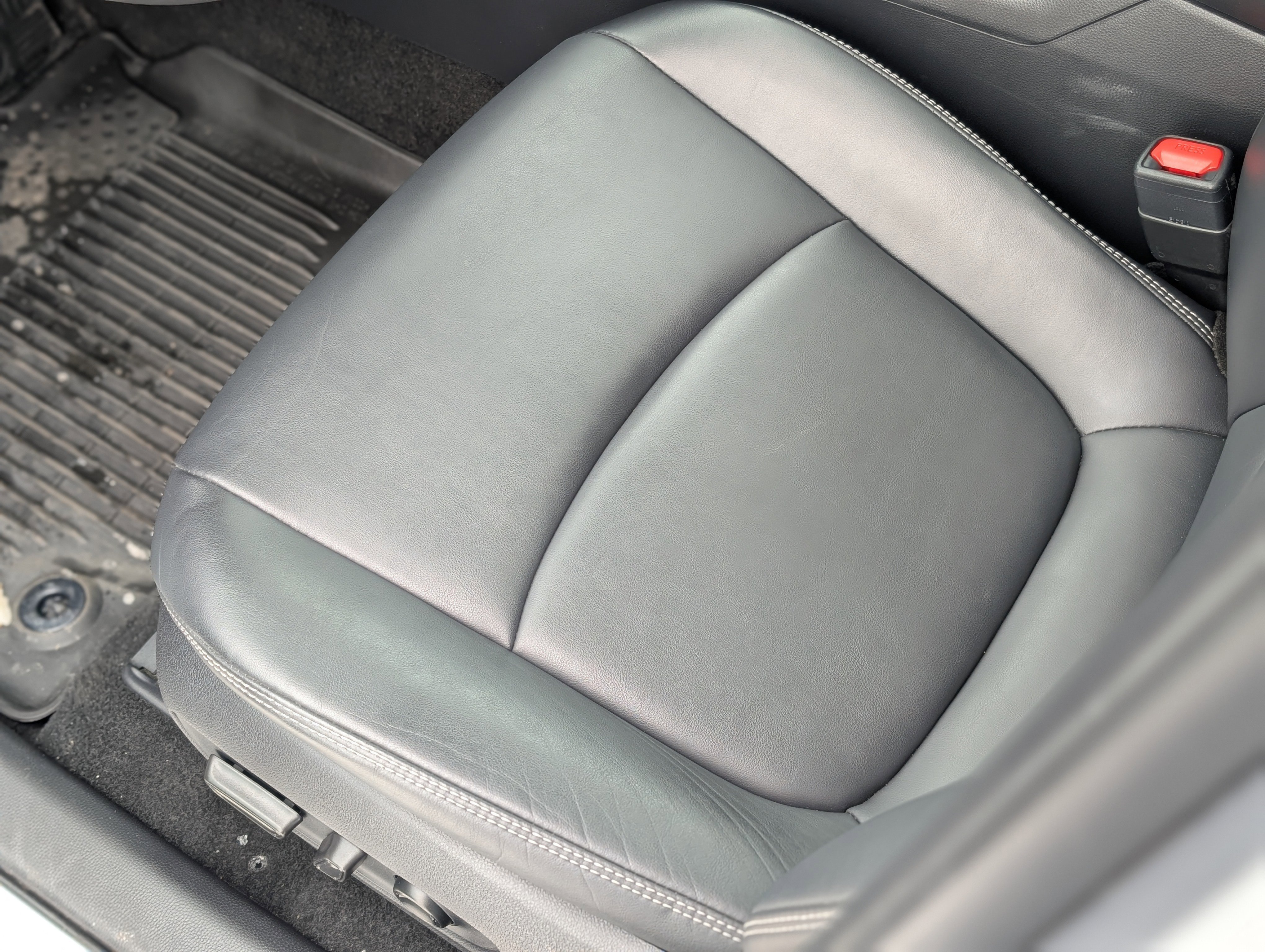 Used 2022 Toyota RAV4 XLE Premium image 32