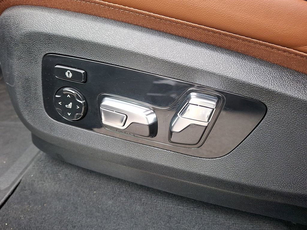 Used 2026 BMW X7 M60i w/ Executive Package image 12