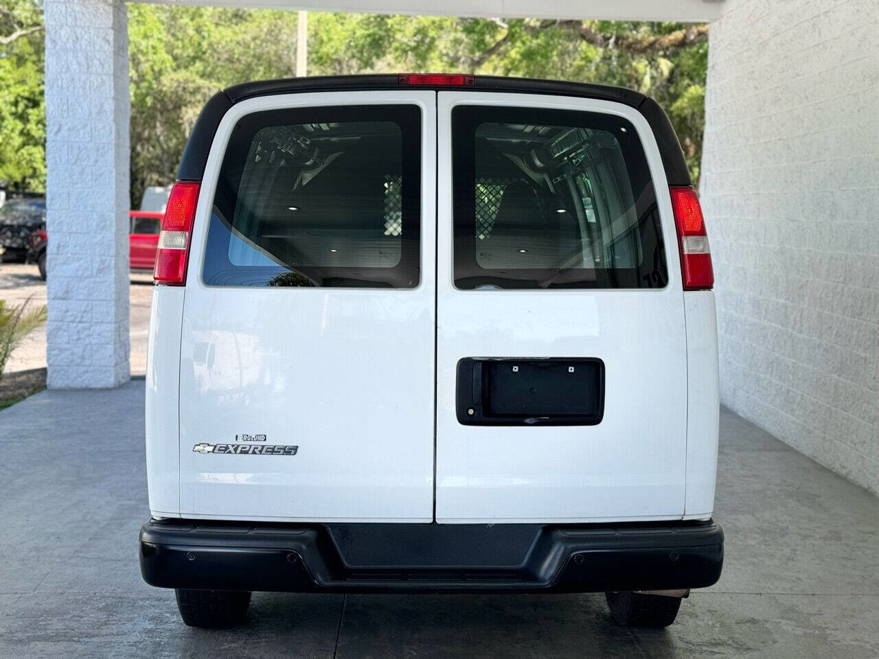 Used 2017 Chevrolet Express 2500 RWD image 5