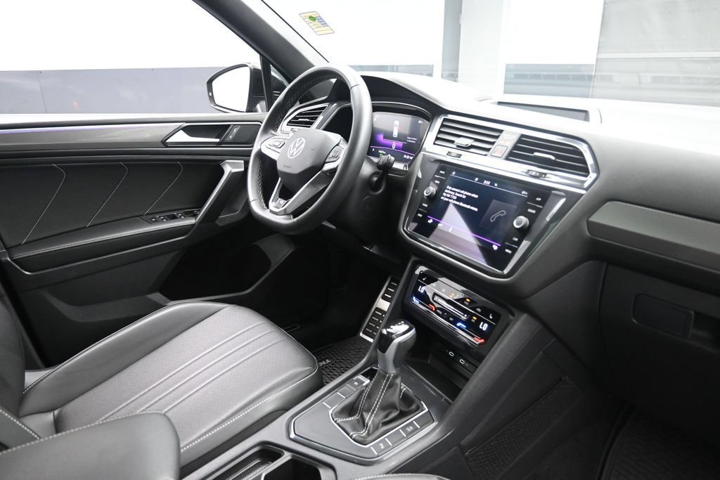 Used 2023 Volkswagen Tiguan SE R-Line FWD image 28