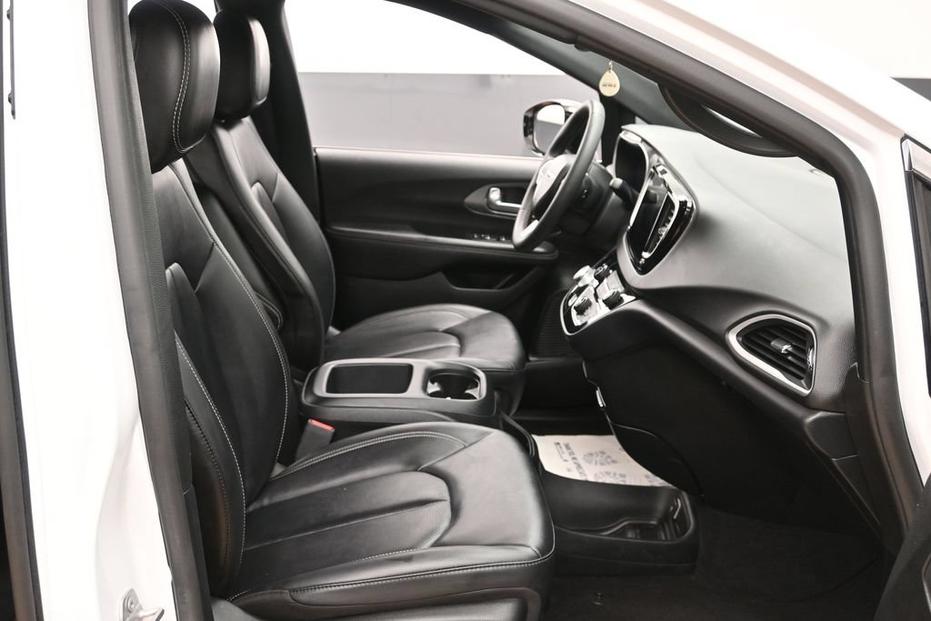 Used 2025 Chrysler Pacifica Select FWD image 28