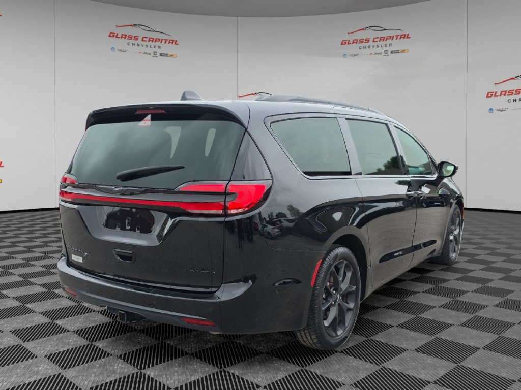 Used 2024 Chrysler Pacifica Limited w/ S Appearance Package FWD image 7