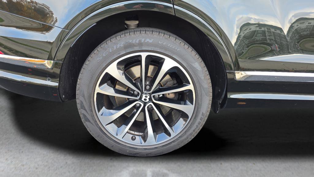 Used 2023 Bentley Bentayga image 16