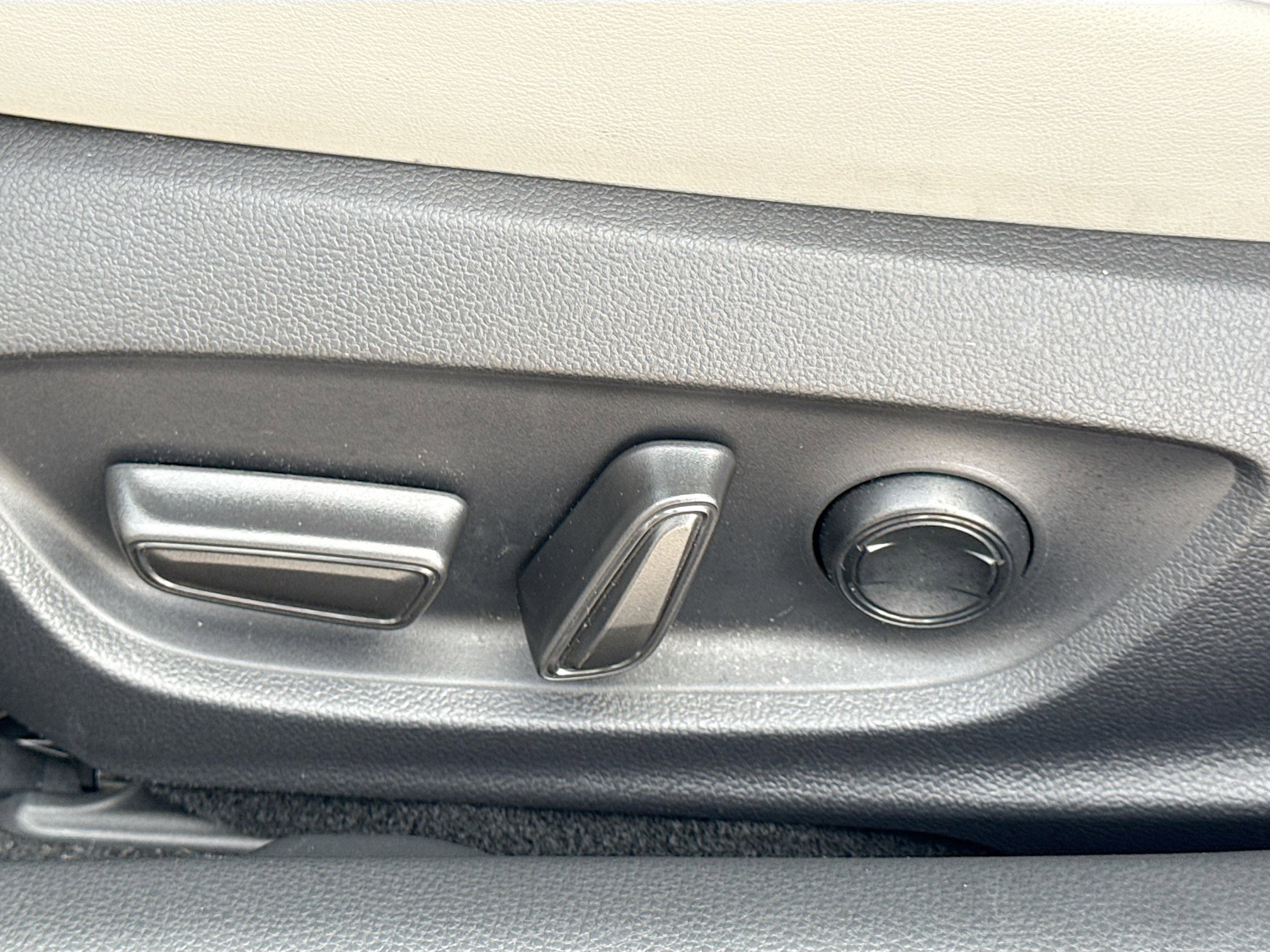 Used 2024 Toyota Prius Limited FWD image 24