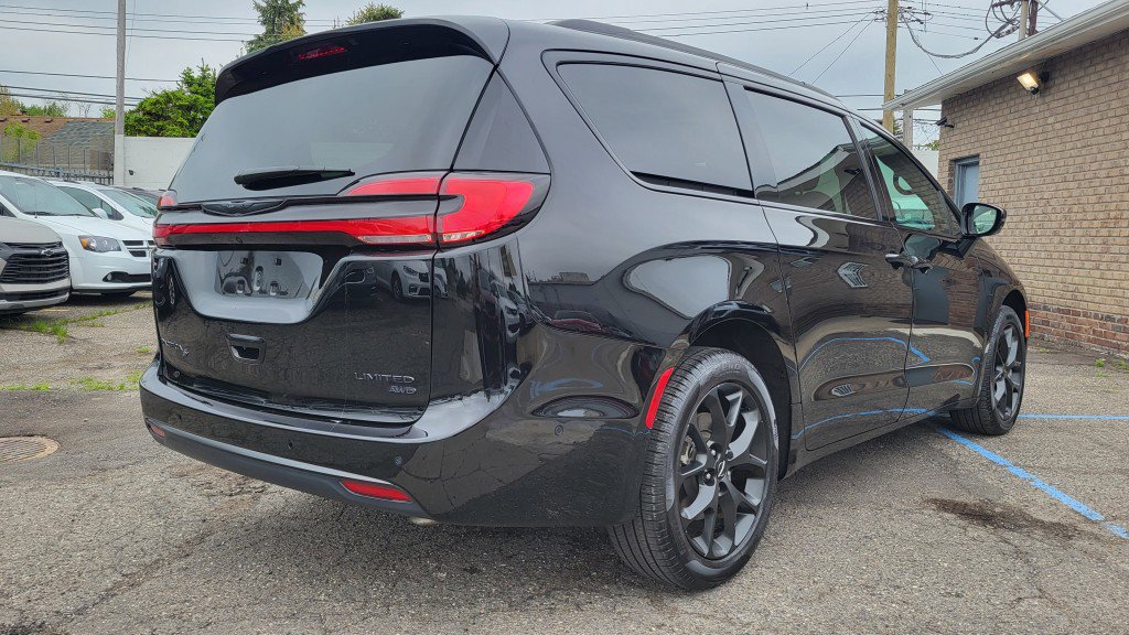 Used 2024 Chrysler Pacifica Limited w/ Uconnect Theater Family Group image 9