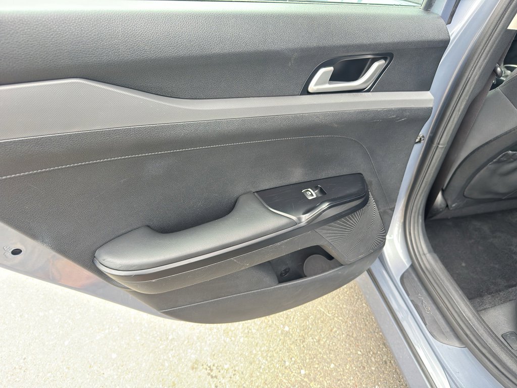 Used 2022 Kia K5 LXS image 9