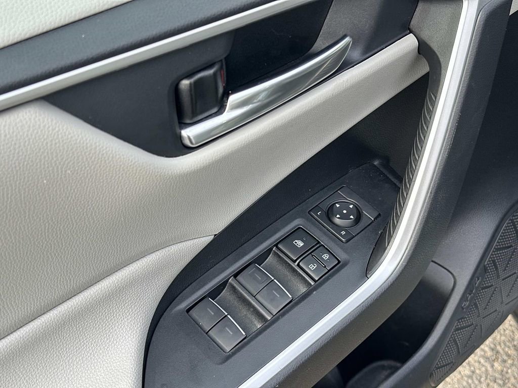 Used 2022 Toyota RAV4 XLE image 24