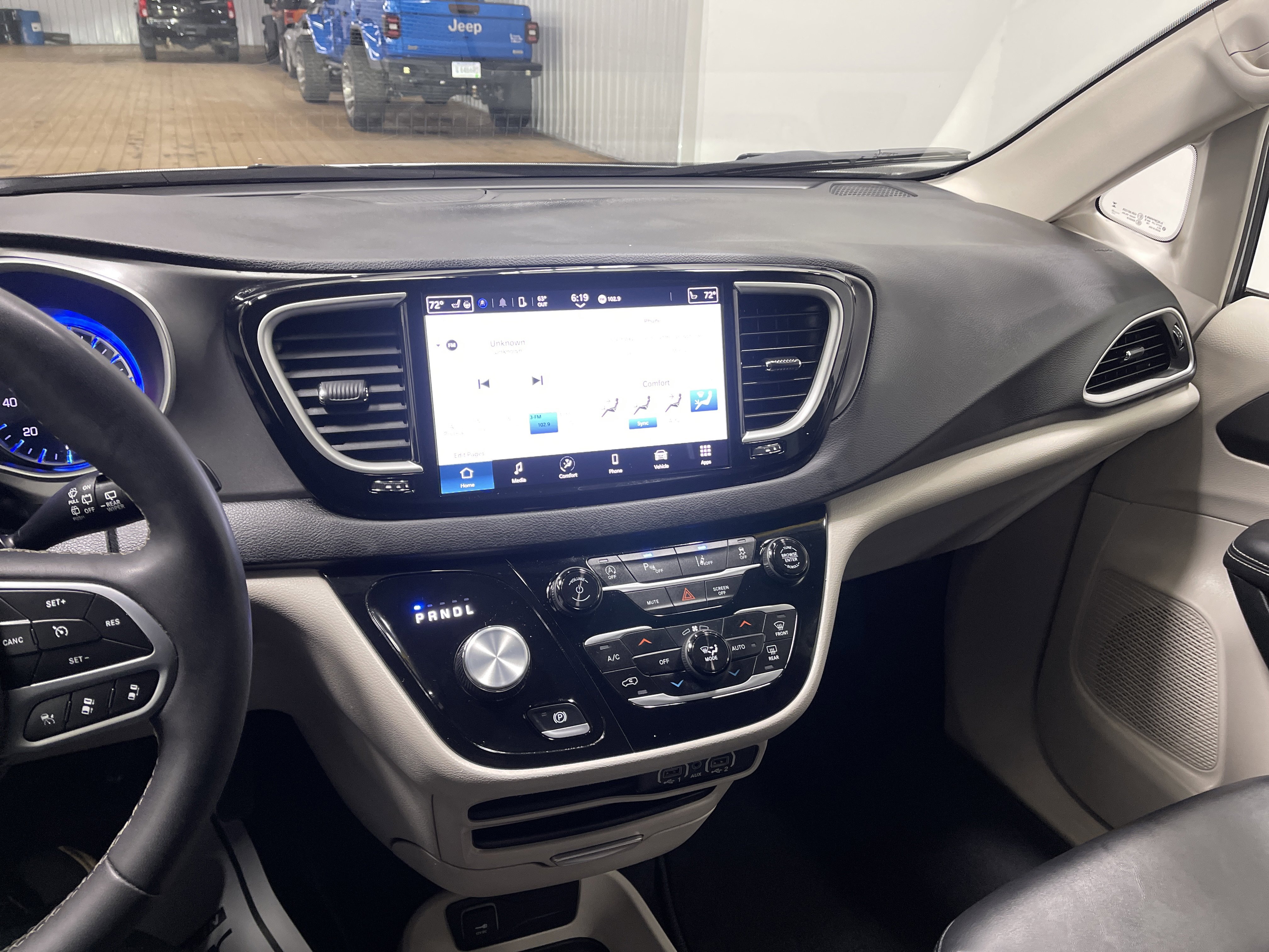 Used 2024 Chrysler Pacifica Touring-L image 28