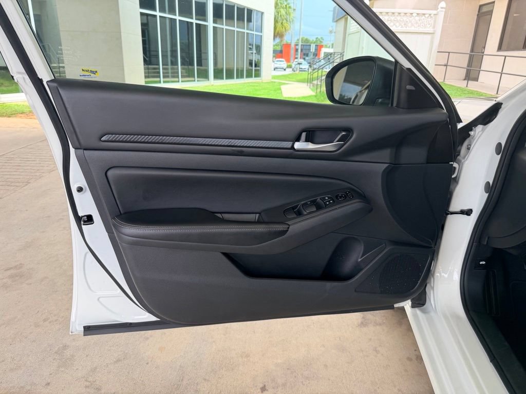 Used 2025 Nissan Altima 2.5 SV FWD image 10