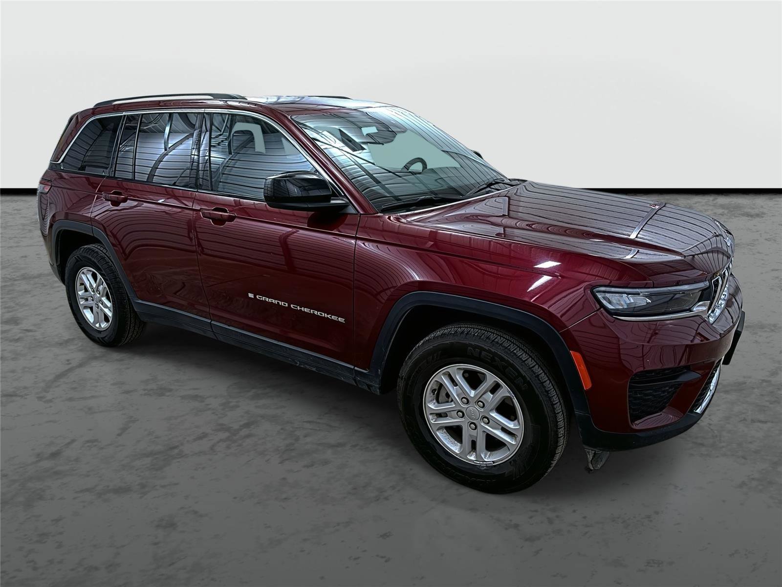 Used 2024 Jeep Grand Cherokee Laredo image 5