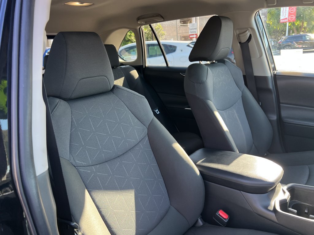 Used 2025 Toyota RAV4 XLE FWD image 18