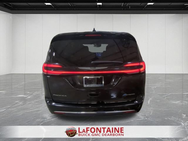 Used 2024 Chrysler Pacifica Select image 3