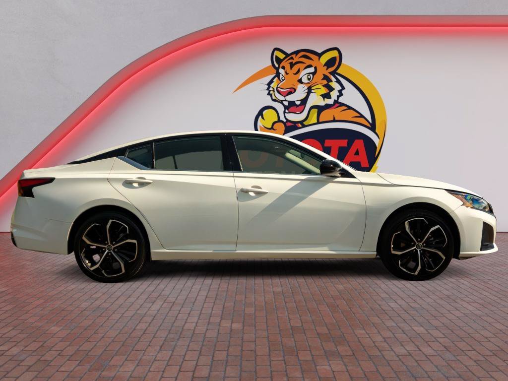 Used 2025 Nissan Altima 2.5 SR FWD image 4