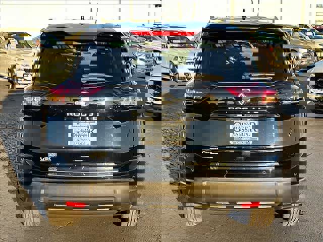 Used 2025 Nissan Rogue SV w/ SV Premium Package image 4