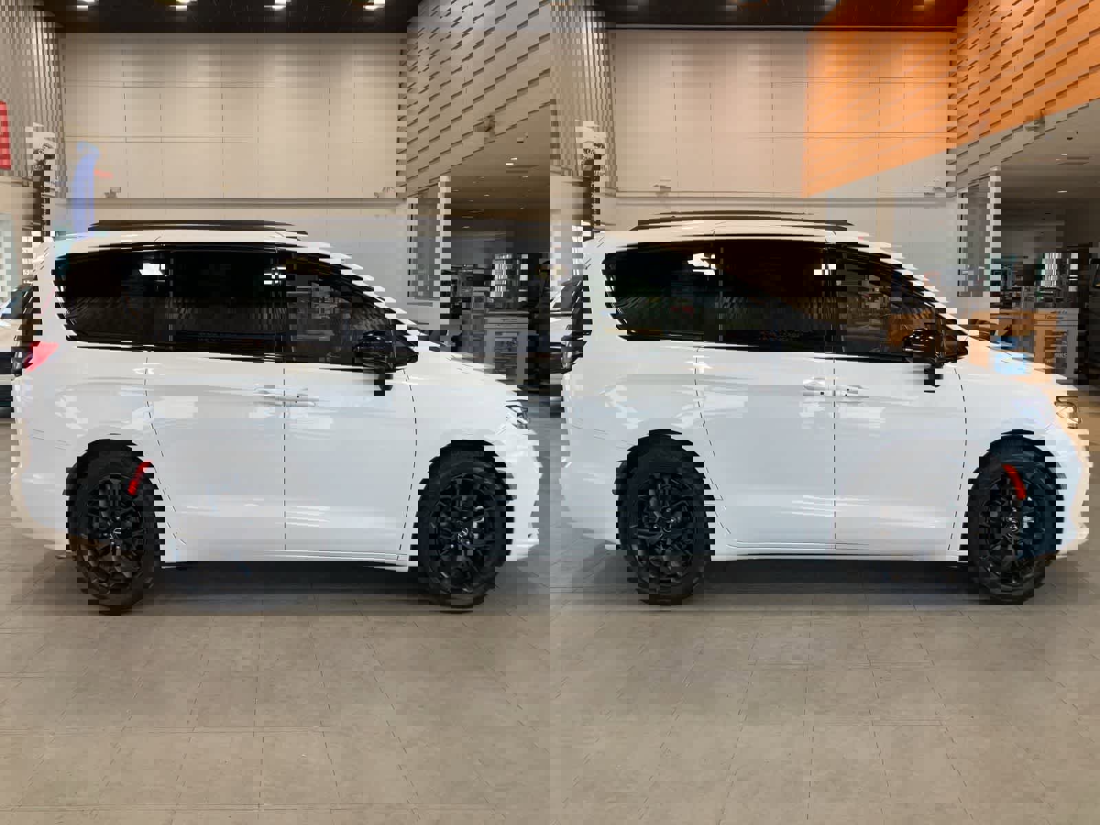 Used 2025 Chrysler Pacifica Limited image 4